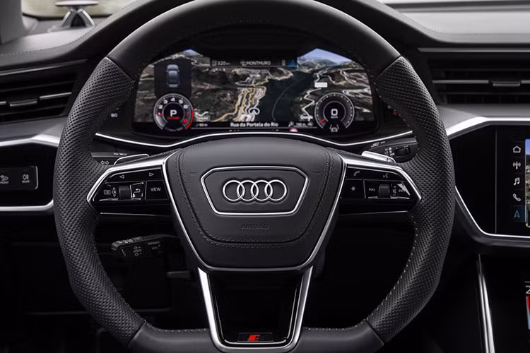 Xe còn được trang bị hệ thống lái cải tiến, đèn pha LED, chùm chiếu sáng cao tự động, cảnh báo chệch làn và bánh xe 10 chấu 19 inch bọc trong lốp xe 4 mùa. Ngoài ra, xe cũng được trang bị hệ thống định vị MMI và giao diện điện thoại thông minh