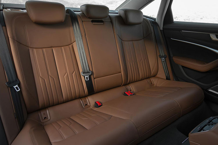 Tuy nhiên, buồng lái ảo hiện đại của Audi lại là tùy chọn mất thêm tiền. Chủ sở hữu cũng có thể đặt mua thêm gói Convenience để bổ sung hệ thống hỗ trợ bên với dự đoán trước va chạm phía sau, hộp sạc không dây cho iPhone và chìa khóa thông minh. 