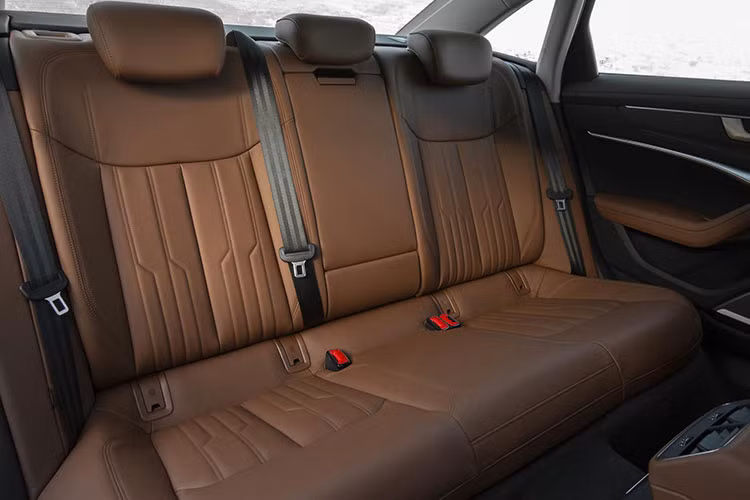 Tuy nhiên, buồng lái ảo hiện đại của Audi lại là tùy chọn mất thêm tiền. Chủ sở hữu cũng có thể đặt mua thêm gói Convenience để bổ sung hệ thống hỗ trợ bên với dự đoán trước va chạm phía sau, hộp sạc không dây cho iPhone và chìa khóa thông minh. 