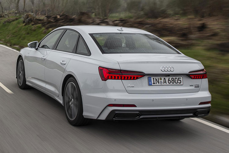 Như vậy, giá xe Audi A6 2.0 TFSI 2019 rẻ hơn 4.800 USD (khoảng 111,5 triệu đồng) so với bản Audi A6 3.0T Premium 2019. Trong khi đó, phiên bản 2.0 TFSI Premium Plus với nhiều trang bị hơn sẽ có giá từ 57.800 USD (tương đương 1,34 tỷ đồng).