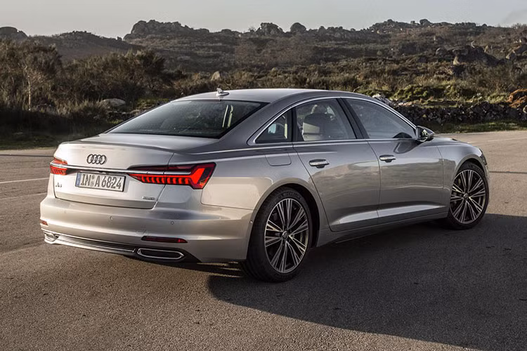 Mặt khác, gói Black Optic Package sẽ giúp cải thiện thẩm mỹ của chiếc xe sang thương hiệu Đức này với những đường viền màu đen bóng nổi bật trên các cửa sổ và lưới tản nhiệt Singleframe đặc trưng của Audi.