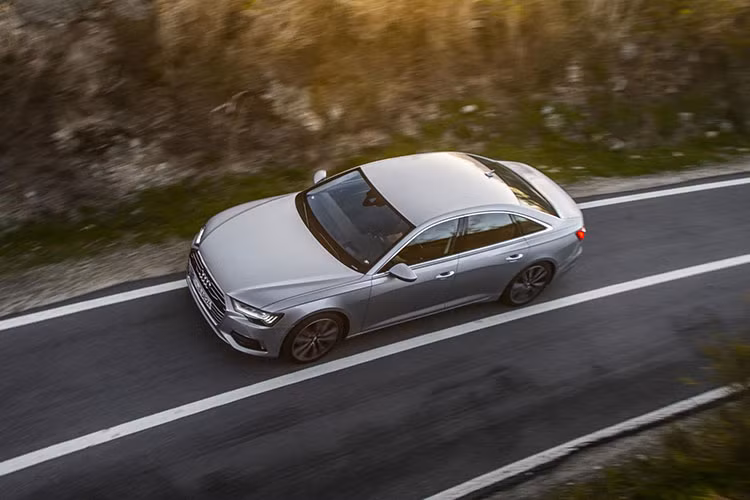 Mẫu xe sedan Audi A6 2019 mới được trang bị tiêu chuẩn với hệ dẫn động bốn bánh toàn thời gian AWD và hộp số ly hợp kép 7 cấp S tronic, xe có thể tăng tốc từ 0 - 96 km/h trong 6,1 giây, chậm hơn 1 giây so với bản động cơ 6 xi-lanh.