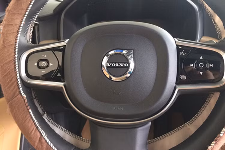 Thương hiệu Volvo nổi tiếng với các công nghệ an toàn đỉnh cao và S90 cũng không phải là ngoại lệ. Chiếc sedan hạng trung cao cấp này được trang bị hệ thống lái bán tự động Pilot Assist, IntelliSafe Assist, hệ thống cảnh báo khoảng cách với xe phía trước, tự động giữ ga có khả năng điều chỉnh tốc độ, hệ thống phanh tự động...