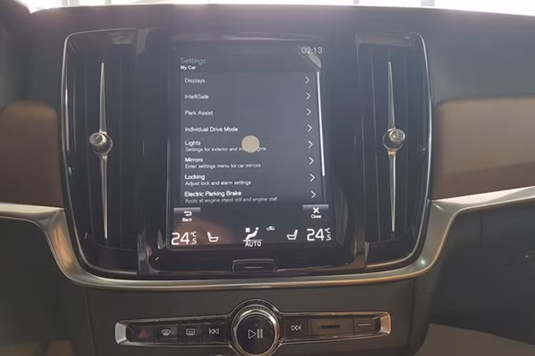 Bảng điều khiển trung tâm được trang bị một "iPad" chứa đựng khá nhiều chức năng quan trọng của xe cũng như đảm nhận việc làm hệ thống giải trí. Ngoài các tính năng cơ bản như chơi nhạc, xem video, nó còn tích hợp bản đồ có GPS hiển thị cả dưới dạng dẫn đường và vệ tinh độc đáo.