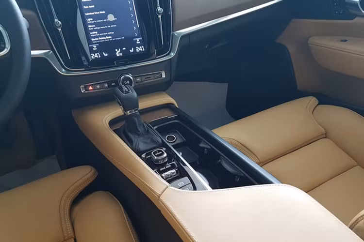 Volvo S90 T5 Inscription trang bị động cơ xăng tăng áp 4 xi lanh dung tích 2 lít, công suất 250 mã lực tại vòng tua 5.500 vòng/phút, mô men xoắn cực đại 348 Nm tại 1.500 - 4.800 vòng/phút kết hợp với hộp số tự động 8 cấp, dẫn động cầu trước.