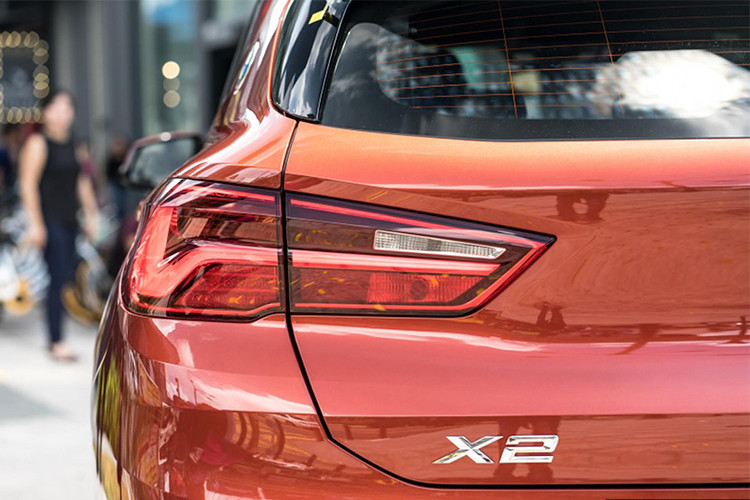 Đuôi xe với các điểm nhấn nhá mang hơi hướng các đàn anh trong dòng X series. Thân xe với những đường gân rõ nét chạy dọc thân xe, các cụm đèn hậu LED thể thao và logo BMW trên cột C - tương tự những mẫu 2000 CS và 3.0 CSL. Vành tiêu chuẩn 18 inch, tùy chọn vành 19 hoặc 20 inch.