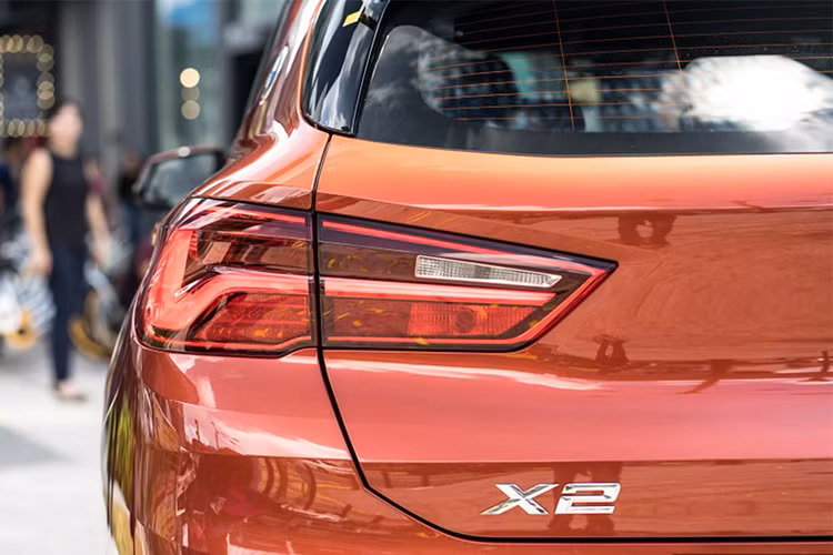 Đuôi xe với các điểm nhấn nhá mang hơi hướng các đàn anh trong dòng X series. Thân xe với những đường gân rõ nét chạy dọc thân xe, các cụm đèn hậu LED thể thao và logo BMW trên cột C - tương tự những mẫu 2000 CS và 3.0 CSL. Vành tiêu chuẩn 18 inch, tùy chọn vành 19 hoặc 20 inch.