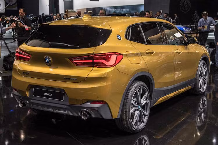 Tổng thể, BMW X2 mới được nhấn nhá thêm bởi kính chắn gió thể thao phía trước, những tấm kính cửa sổ nhỏ gọn quanh xe, mui xe dốc nhẹ về phía sau và kết thúc bằng cánh lướt gió gắn trên nắp cốp. Đuôi xe với các điểm nhấn nhá mang hơi hướng các đàn anh trong dòng X series.