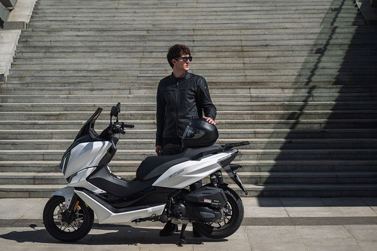  Morbidelli SC300 2025 mới, mẫu xe tay ga có nguồn gốc từ Ý, đã chính thức ra mắt phiên bản nâng cấp cho năm 2025. Với mức giá 3.990 Euro (khoảng 117,6 triệu đồng).