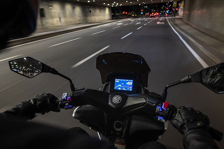 Bảng điều khiển với đèn nền giúp người lái dễ dàng quan sát vào ban đêm, cho thấy sự chú trọng đến sự thoải mái của người sử dụng. Thiết kế tiện dụng và các tính năng chu đáo giúp việc di chuyển hàng ngày trở nên dễ dàng hơn. 