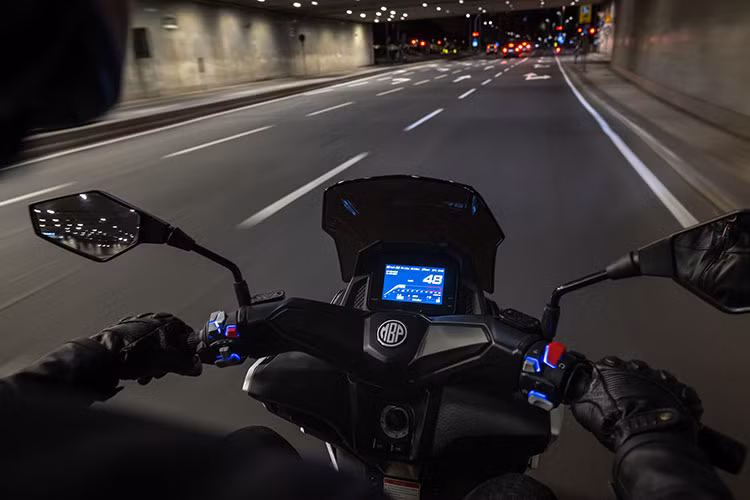 Bảng điều khiển với đèn nền giúp người lái dễ dàng quan sát vào ban đêm, cho thấy sự chú trọng đến sự thoải mái của người sử dụng. Thiết kế tiện dụng và các tính năng chu đáo giúp việc di chuyển hàng ngày trở nên dễ dàng hơn. 