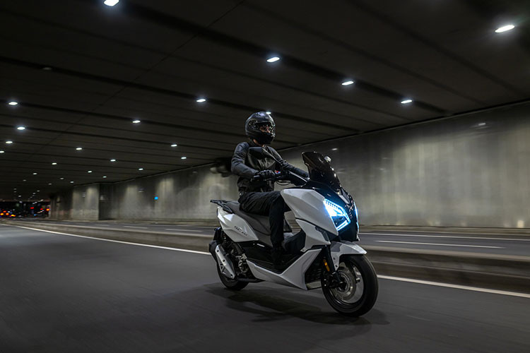 Khả năng vận hành của xe được cải thiện nhờ hệ thống phuộc trước KYB và giảm xóc sau KYB kép, với tải trước có thể điều chỉnh 7 cấp, đảm bảo sự ổn định và chính xác trên nhiều loại địa hình.