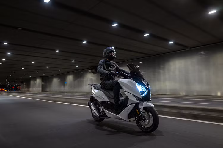 Khả năng vận hành của xe được cải thiện nhờ hệ thống phuộc trước KYB và giảm xóc sau KYB kép, với tải trước có thể điều chỉnh 7 cấp, đảm bảo sự ổn định và chính xác trên nhiều loại địa hình.