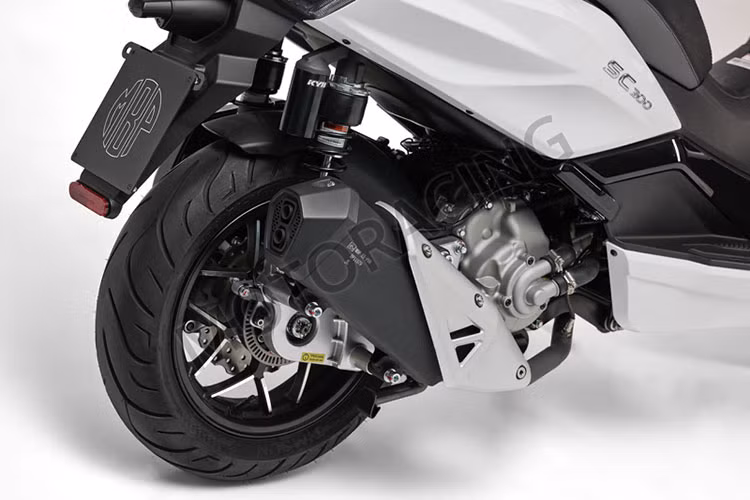 Morbidelli SC300 2025 được trang bị động cơ 278cc, sản sinh công suất tối đa 26 mã lực, mang lại khả năng tăng tốc mượt mà và sức mạnh ấn tượng cho việc di chuyển trong thành phố cũng như những chuyến đi chơi cuối tuần. 