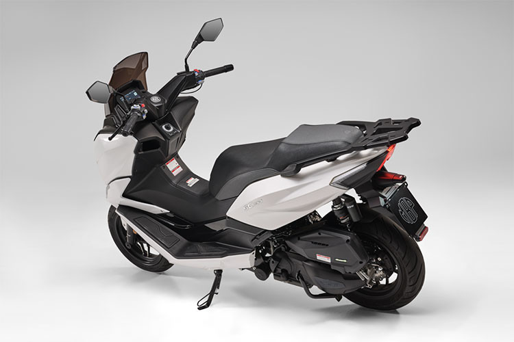 Phanh đĩa ABS đảm bảo lực dừng đáng tin cậy, góp phần mang lại chuyến đi an toàn và tự tin hơn. Ngoài ra, SC300 mới còn có tay lái có sưởi ấm, mang lại sự tiện lợi trong những ngày lạnh.