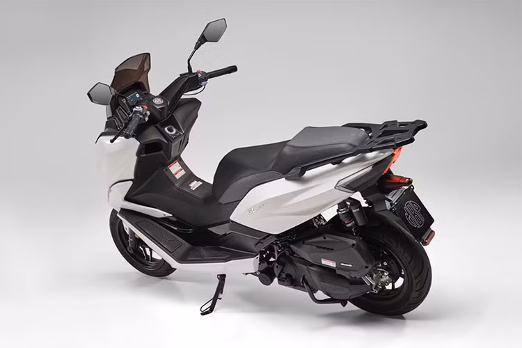 Phanh đĩa ABS đảm bảo lực dừng đáng tin cậy, góp phần mang lại chuyến đi an toàn và tự tin hơn. Ngoài ra, SC300 mới còn có tay lái có sưởi ấm, mang lại sự tiện lợi trong những ngày lạnh.