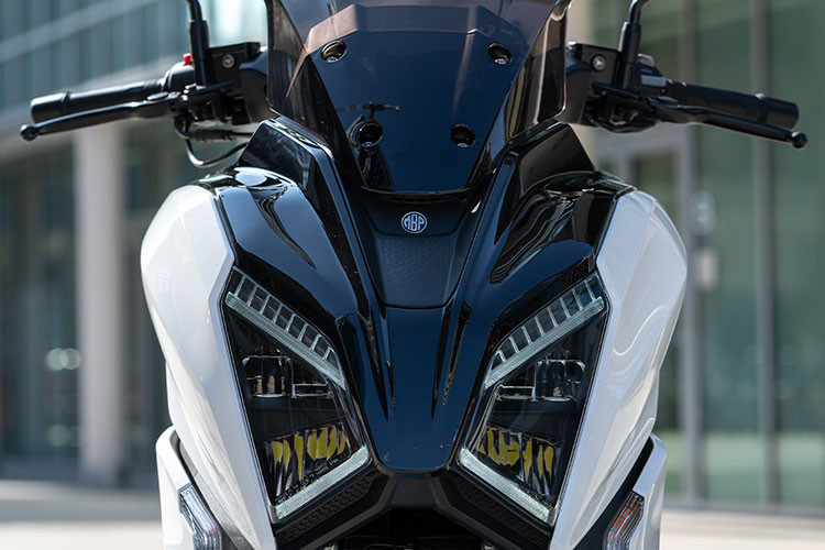 Về công nghệ, xe ga Morbidelli SC300 2025 được trang bị màn hình TFT 5 inch, giúp người lái dễ dàng truy cập dữ liệu cần thiết. Hệ thống đèn LED cung cấp khả năng chiếu sáng tốt và hiện diện ở mọi vị trí trên xe.