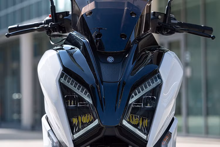 Về công nghệ, xe ga Morbidelli SC300 2025 được trang bị màn hình TFT 5 inch, giúp người lái dễ dàng truy cập dữ liệu cần thiết. Hệ thống đèn LED cung cấp khả năng chiếu sáng tốt và hiện diện ở mọi vị trí trên xe.