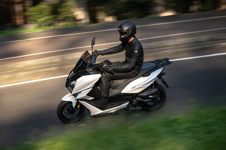 Với những đường nét gọn gàng, cá tính mạnh mẽ và lớp hoàn thiện hiện đại, Morbidelli SC300 2025 không chỉ là một phương tiện di chuyển mà còn thể hiện phong cách lái xe của người dùng. Tính thẩm mỹ bóng bẩy kết hợp với hiệu suất mạnh mẽ khiến SC300 nổi bật trong bất kỳ môi trường đô thị nào. 