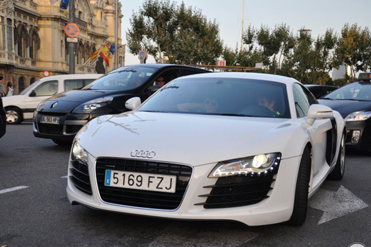 Messi là một người yêu thích các mẫu xe thể thao thì không có lý do nào mà trong garage của anh lại thiếu dòng xe Audi R8 - thương hiệu vốn từng tài trợ cho CLB FC Barcelona. Đây được xem là mẫu siêu xe Đức được nhiều người yêu xe thế giới hâm mộ.