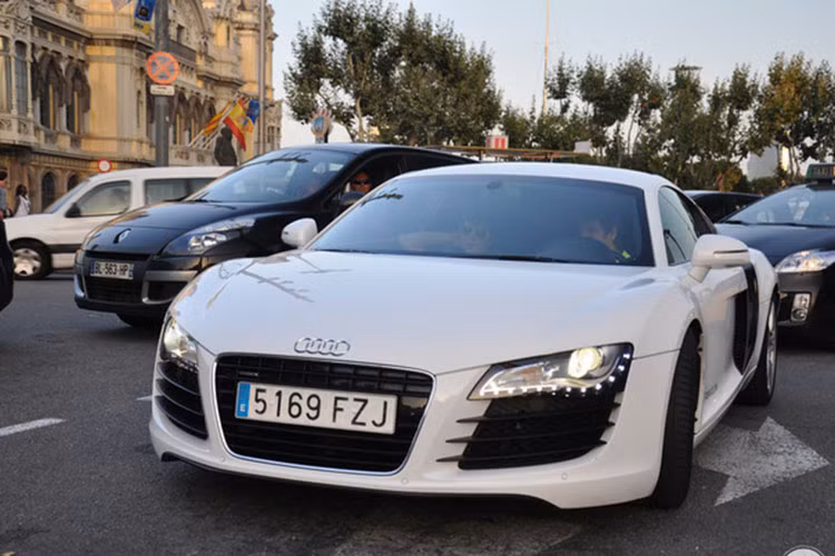 Messi là một người yêu thích các mẫu xe thể thao thì không có lý do nào mà trong garage của anh lại thiếu dòng xe Audi R8 - thương hiệu vốn từng tài trợ cho CLB FC Barcelona. Đây được xem là mẫu siêu xe Đức được nhiều người yêu xe thế giới hâm mộ.