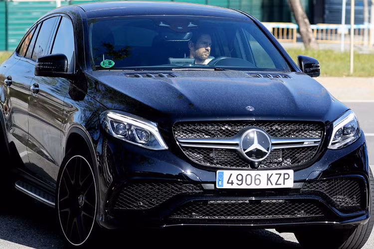 Năm 2020, Lionel Messi cũng bất ngờ đăng tải hình ảnh chiếc Mercedes-AMG GLE 63 Coupe trên trang Twitter cá nhân trong một lần đến sân tập. Chiếc SUV hạng sang này có giá lên đến 120.000 USD.