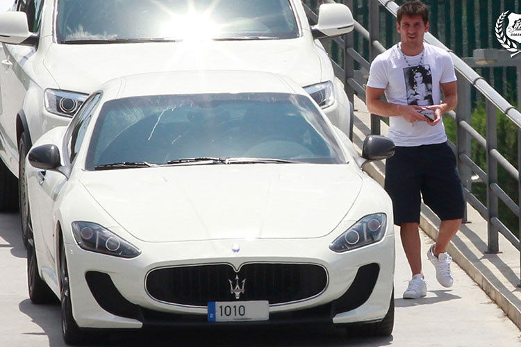 Chiếc xe thể thao Italy - Maserati Gran Turismo S đời 2008 cũng là mẫu xe gắn tiền với tên tuổi của Messi và được anh sử dụng từ lúc mua về khi xe vừa ra mắt cho đến nay. Thời điểm đó, giá trị của Maserati Gran Turismo S của Messi rơi vào khoảng 140.000 USD.