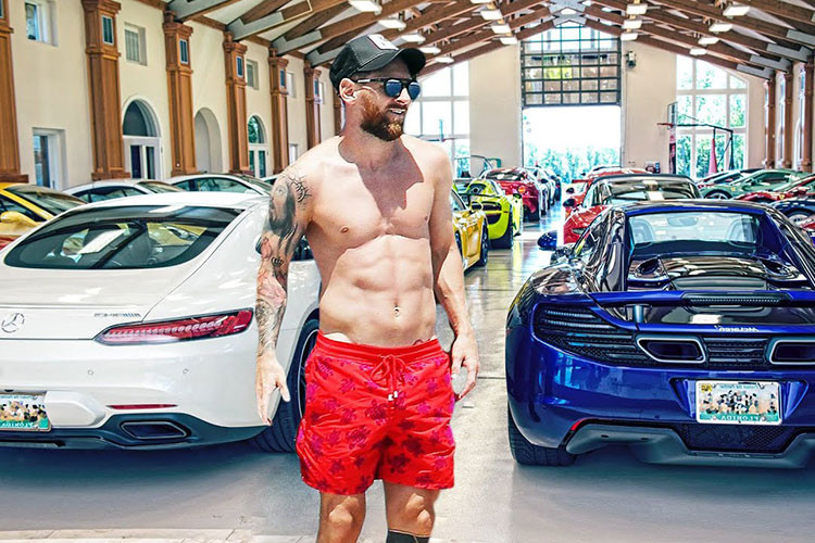 Ngoài những mẫu siêu xe hay xe siêu sang đắt tiền, Messi còn sở hữu rất nhiều mẫu xe phổ thông và hạng sang khác như Toyota Land Cruiser Prado, Toyota Prius, Cadillac Escalade, Audi Q7 hay Audi A7...