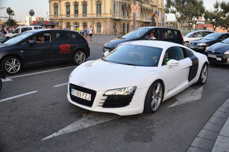 Chiếc Audi R8 V8 của Messi được trang bị động cơ V8, dung tích 4,2 lít, công suất 420 mã lực, mô-men xoắn cực đại 430 Nm. Cùng với đó là hộp số 6 cấp với chế độ tự động và bán tự động.