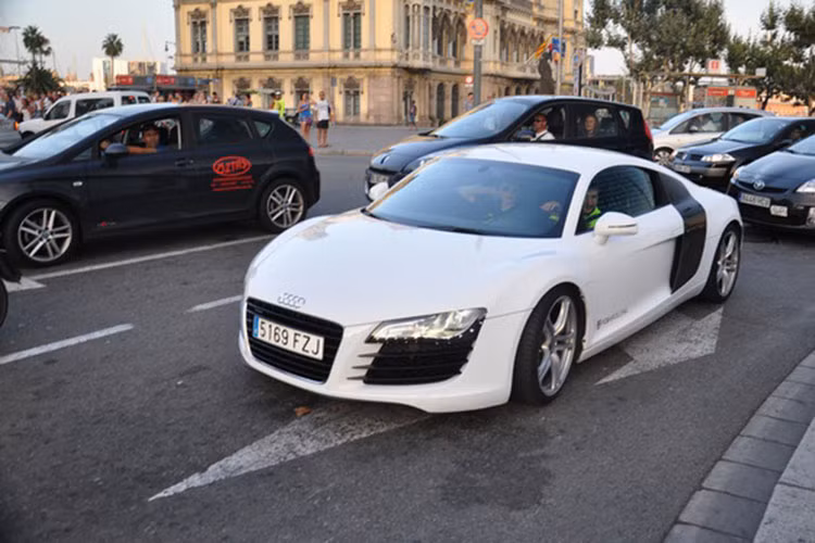 Chiếc Audi R8 V8 của Messi được trang bị động cơ V8, dung tích 4,2 lít, công suất 420 mã lực, mô-men xoắn cực đại 430 Nm. Cùng với đó là hộp số 6 cấp với chế độ tự động và bán tự động.