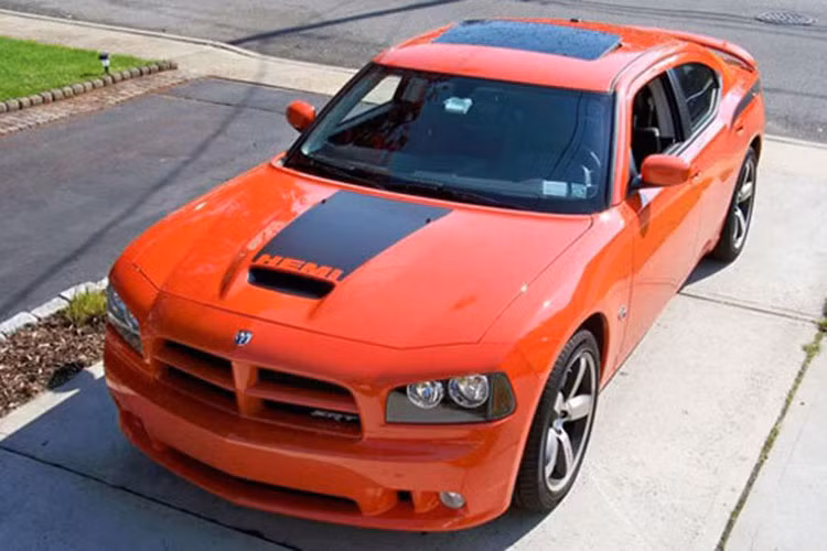 Dodge Charger SRT8 là mẫu xe Mỹ duy nhất của siêu sao Argentina. Dodge Charger của Messi có màu cam, với khả năng tăng tốc từ 0-100 km/h chỉ trong 4,6 giây. So với những siêu xe của Messi thì đây được coi là chiếc xe có giá tương đối thấp. Xe được trang bị khối động cơ V8 HEMI, dung tích 6.4 lít, cho công suất 470 mã lực.