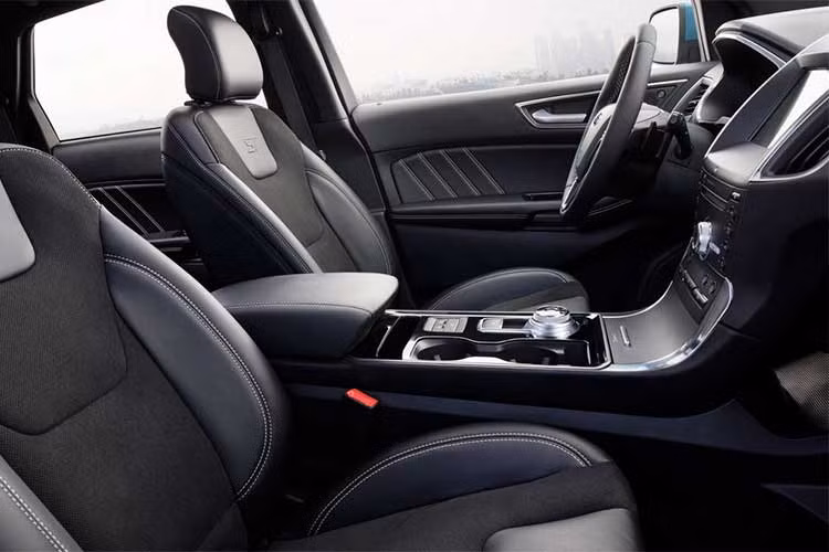 Bên cạnh những thay đổi về thiết kế cũng như hệ động lực, Ford Edge thế hệ mới còn được tích hợp nhiều công nghệ tiên tiến, trong đó có hệ thống hỗ trợ đánh lái khẩn cấp ESA (Evasive Steering Assist) có khả năng hạn chế va chạm bằng việc giúp chiếc xe né tránh các vật cản.