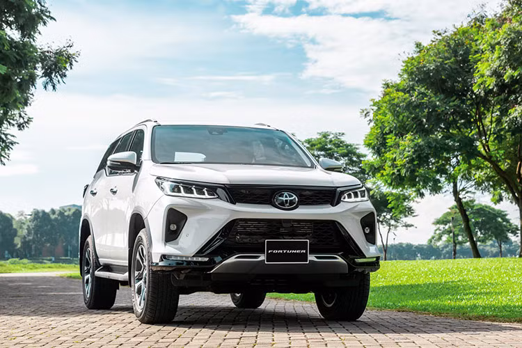 Toyota Fortuner cũng nằm trong nhóm tăng trưởng với 451 xe bán ra, tăng nhẹ 0,24% so với tháng trước, đứng thứ 3. Mẫu xe này luôn được người tiêu dùng đánh giá cao nhờ vào khả năng vận hành ổn định, bền bỉ và phù hợp với điều kiện đường sá tại Việt Nam. Tuy nhiên, trước sự cạnh tranh mạnh mẽ từ Ford Everest và Hyundai SantaFe, Toyota Fortuner vẫn cần nỗ lực hơn để duy trì vị trí trong phân khúc.