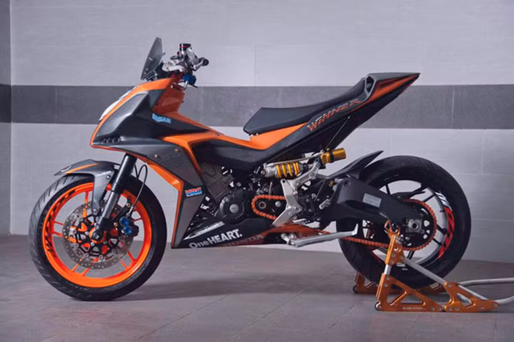 Winner 150 độ đẹp nhất 2017 với phong cách Ducati ấn tượng với loạt đồ chơi như bộ gấp sau của Ducati 899 Panigale với thiết kế phuộc ngang bên hông đi kèm bộ gác chân Lightech cùng chân chống Ducati. Phần đầu xe nổi bật với cặp cùm ISR CNC Aluminum Racing, bình dầu AEM Racing kính gù Rizoma Spy-R, trợ lực trung tâm GPR và lon pô Ixil...