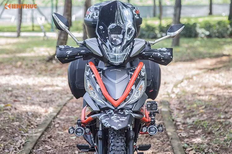 Winner 150 độ Touring dưới đây được chủ xe cá nhân hóa theo sở thích của chính mình khi vẫn giữ nguyên bản dàn áo bên ngoài nhưng lại trang bị cho Winner 150 độ của mình những option hỗ trợ cho những chuyến đi xa như đèn LED L4 trợ sáng, càng bảo vệ tay lái tích hợp LED, thùng giữa và baga sau kappa GIVI.