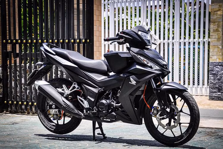 Winner 150 độ dàn áo Matte Black nhẹ nhàng này được chủ xe khoác lên mình bộ áo màu đen nhám cá tính, tăng vẻ thể thao. Mẫu Winner 150 độ đẹp này có phong cách không quá cầu kỳ hầm hố nhưng lại nét hài hòa nhất do chủ xe đã phối kèm những option đồ chơi hàng hiệu kèm theo.