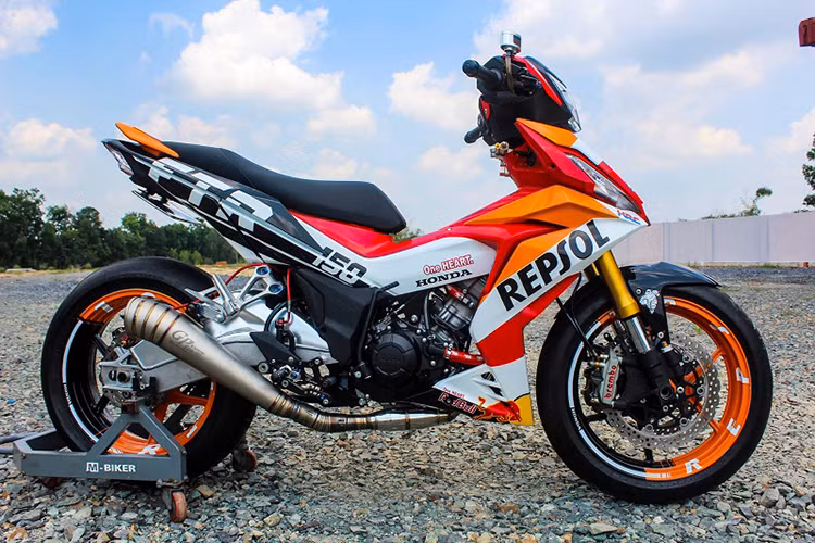Winner 150 độ đẹp nhất với dàn chân BWM mạnh mẽ này được gắn hàng loạt đồ chơi hàng hiệu như ống xả Yoshimura GP, gắp BMW S1000RR hay phuộc trước hành trình ngược của R6. Mẫu Winner 150 độ đẹp lấy ý tưởng từ các mẫu xe đua của Honda, chủ nhân đã sơn lại dàn áo phong cách Repsol cùng cặp mâm màu cam nổi bật hài hòa.