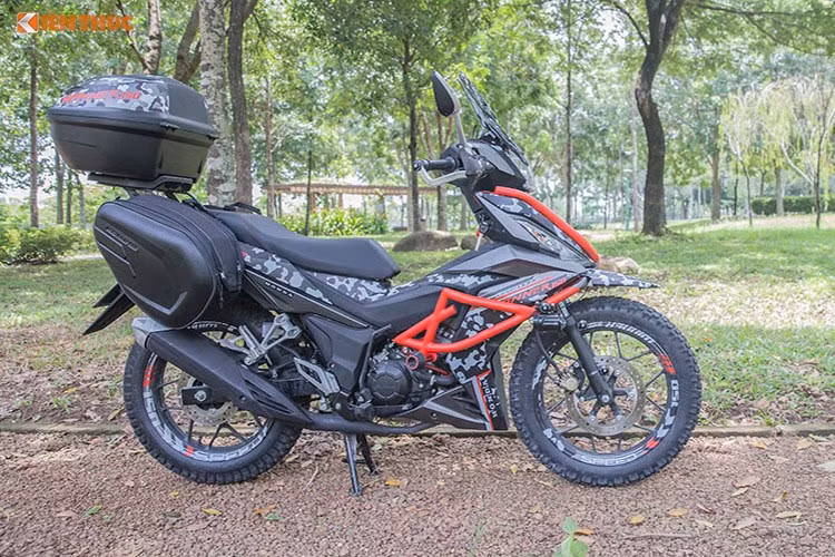 Dàn chân vẫn giữ nguyên thiết kế ban đầu nhưng được thay thế bằng bộ số gãy giúp dễ thao tác hơn khi vào cua kết hợp cùng lon bô Uma Racing. Ngoài ra, xe còn được trang bị dàn áo Camo độc đốc, đi kèm bộ khung màu đỏ đầy cá tính, mang đậm chất xe phượt đa năng.