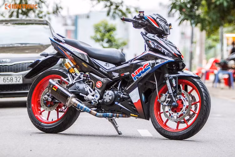 Winner 150 độ kiểng đẹp nhất 2017 dưới đây khoác lên mình dàn áo đen bóng cùng bộ tem Chrome Voltronic thương hiệu nhớt nổi tiếng còn có cả logo Apitech, Motul, K&amp;N, Metzeler,...tất nhiên các sản phẩm của các thương hiệu trên đều hội tụ trên chiếc xe này. Mẫu Winner 150 độ được trang bị lon pô Akapovick cùng bộ cổ Titan đặc trưng. 