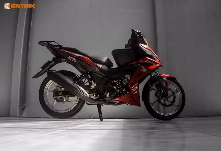 Winner 150 độ dàn áo đẹp đến từng chi tiết dưới đây vẫn mang trên mình một phong cách zin nguyên bản chỉ trang bị một số chi tiết theo cá nhân của chủ xe. Tuy nhiên mẫu Winner 150 độ đẹp này lại thu hút người chơi xe bởi vẻ đẹp sạch sẽ sáng bóng tới từng chi tiết, mặc dù chỉ độ nhẹ lại mâm, thêm thùng đồ phía trước, giá sau... nhưng nó vẫn đẹp.