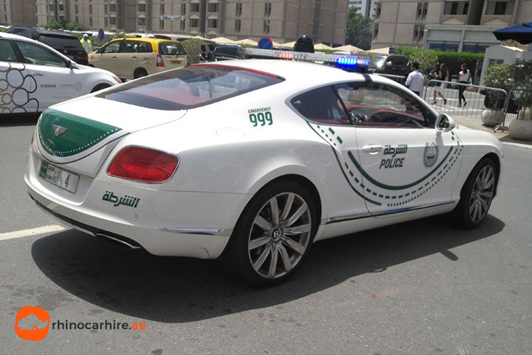 Phần đầu chiếc xe sedan siêu sang Bentley Continental GT của cảnh sát Dubai thu hút người nhìn với lưới tản nhiệt mở rộng, rãnh lưới đan chéo hình vảy rồng. Một trong những chi tiết mang giá trị nghệ thuật cao nhất trên Bentley Continental GT thế hệ thứ ba là hệ thống đèn pha dạng LED Matrix.