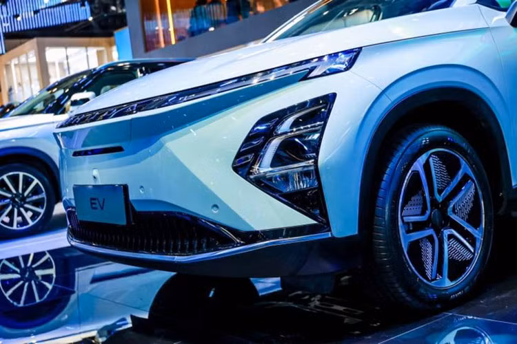 Là mẫu xe đầu tiên của OMODA chạy hoàn toàn bằng điện, biểu tượng của sự phát triển bền vững, E5 được thiết kế để mang lại trải nghiệm đẳng cấp vượt xa sự mong đợi của người tiêu dùng.