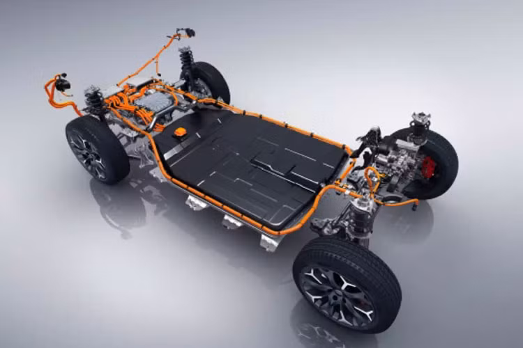 Về trải nghiệm lái, OMODA sở hữu phạm vi hoạt động tối đa lên tới 450 km, rất thuận tiện cho việc đi lại hàng ngày và cả những chuyến đi xa. Xe được trang bị động cơ có mô men xoắn cực đại 340N·m, có thể tăng tốc từ 0 lên 100km/h chỉ trong 7,6 giây, khiến khả năng vận hành năng động của nó trở thành điều đáng mong đợi. 