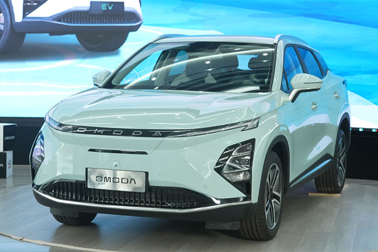 OMODA E5 2024 chạy điện sở hữu phong cách fastback, thân xe thiết kế năng động tạo cảm giác như sự chuyển động của ánh sáng, kết hợp với đèn pha LED, vành xe thể thao sáng màu 18 inch, hòa hợp giữa ánh sáng và bóng tối một cách nghệ thuật. 