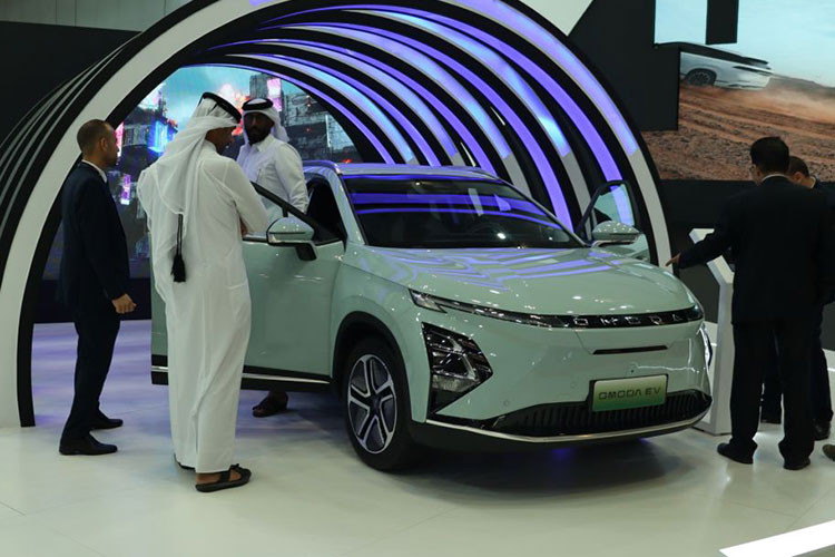 Tại sự kiện, OMODA đã thiết kế khu vực trưng bày lấy bối cảnh tương lai và khoa học viễn tưởng, nơi OMODA E5 EV 2024 mới ra mắt hiện thân của tính thẩm mỹ, được kết hợp tuyệt vời với những đặc tính độc đáo vượt thời gian. E5 được phát triển trên ý tưởng về sự tiên phong, thiết kế thể thao và công nghệ thông minh, đây là mẫu xe tập trung vào sự khám phá công nghệ, lấy con người làm trung tâm.