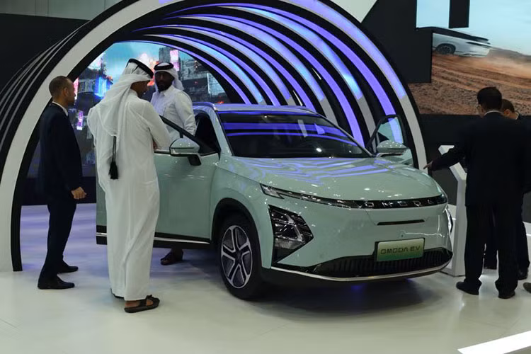 Tại sự kiện, OMODA đã thiết kế khu vực trưng bày lấy bối cảnh tương lai và khoa học viễn tưởng, nơi OMODA E5 EV 2024 mới ra mắt hiện thân của tính thẩm mỹ, được kết hợp tuyệt vời với những đặc tính độc đáo vượt thời gian. E5 được phát triển trên ý tưởng về sự tiên phong, thiết kế thể thao và công nghệ thông minh, đây là mẫu xe tập trung vào sự khám phá công nghệ, lấy con người làm trung tâm.