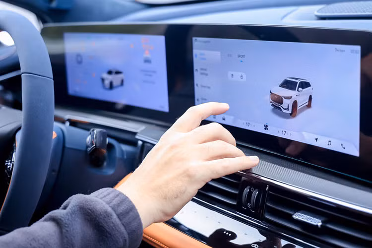 Xe sở hữu màn hình cong tích hợp 24,6 inch, trợ lý ảo, hệ thống điều khiển bằng giọng nói đưa ra những phản ứng tức thì và hỗ trợ người lái một cách tốt nhất. OMODA E5 còn được trang bị 19 chức năng ADAS, đảm bảo hành trình an toàn, thoải mái cho người dùng.