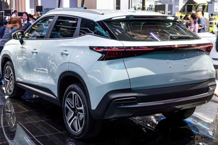 Mẫu xe điện OMODA E5 tại Triển lãm Ô tô Quốc tế Geneva ở Doha, Qatar - thể hiện sự năng động trong tương lai và đã thu hút được sự ngưỡng mộ rộng rãi từ những người tham gia triển lãm bởi thiết kế độc đáo.