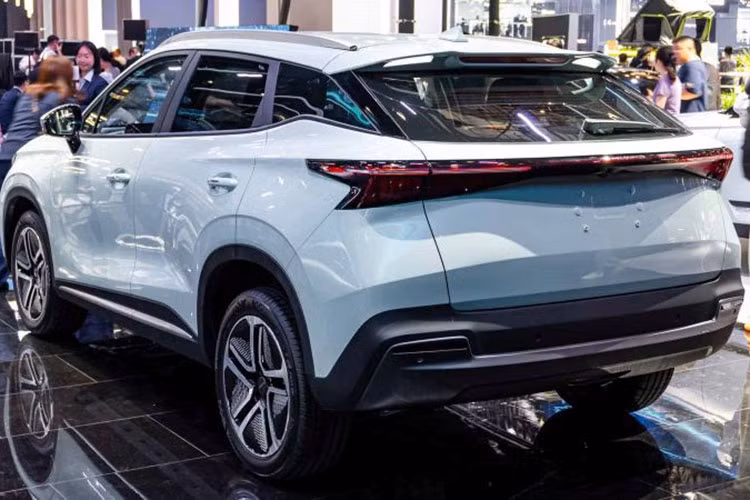 Mẫu xe điện OMODA E5 tại Triển lãm Ô tô Quốc tế Geneva ở Doha, Qatar - thể hiện sự năng động trong tương lai và đã thu hút được sự ngưỡng mộ rộng rãi từ những người tham gia triển lãm bởi thiết kế độc đáo.