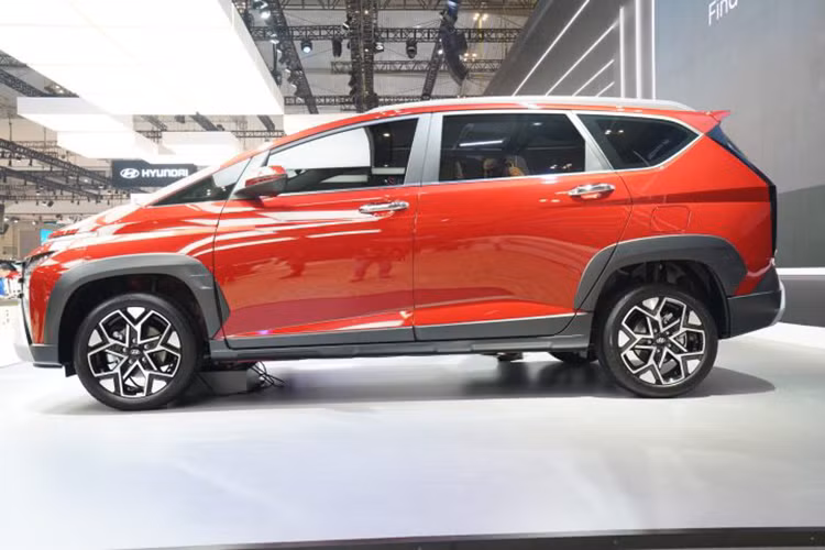 Không chỉ có giá dự kiến rẻ hơn Hyundai Stargazer, mẫu MPV này còn sở hữu một số thay đổi cả về thiết kế lẫn trang bị. Cụ thể, Hyundai Stargazer X 2024 được thiết kế theo hướng MPV lai SUV nên có ngoại hình thể thao hơn. Mẫu xe này được bổ sung lưới tản nhiệt, cản trước, cản sau và tấm ốp gầm giả đều khác biệt so với Hyundai Stargazer.